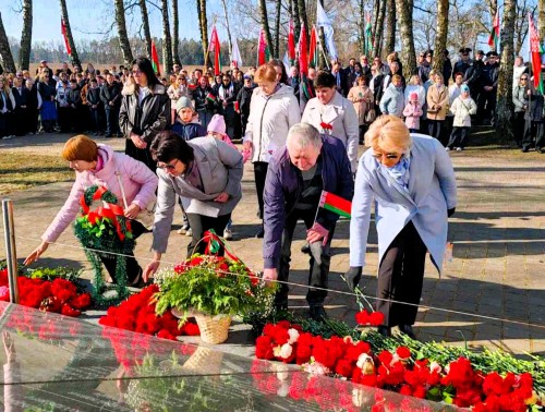 Медики Гродненщины в День памяти жертв Хатыни почтили память всех уничтоженных деревень