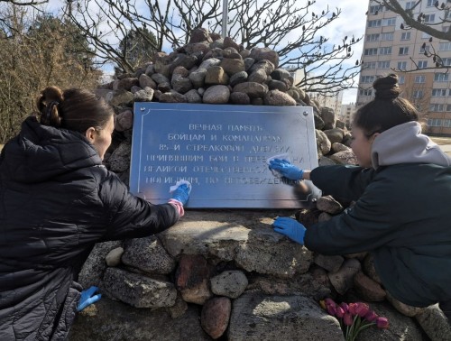 Молодые работники БСМП города Гродно провели субботник у памятника бойцам и командирам Челябинской 85-й стрелковой дивизии