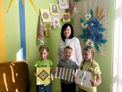 В Гродно маленькие пациенты вместе с медиками создали панно с белорусскими орнаментами