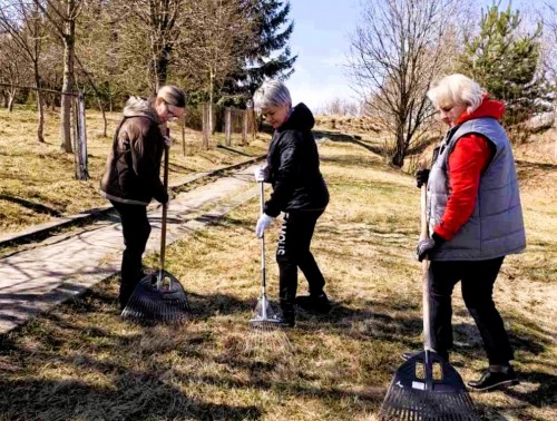 В преддверии праздника ошмянские медики навели порядок на территории, прилегающей к больнице