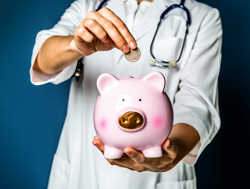 В Гродненской области профсоюз помог молодой медсестре получить полагающуюся выплату за продление контракта