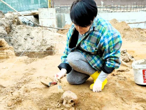 Работница Гродненской областной детской клинической больницы помогает ученым в раскопках старинного некрополя