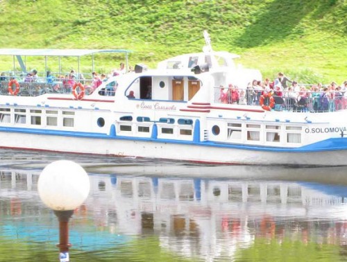 На Августовском канале открывается сезон прогулок на теплоходе