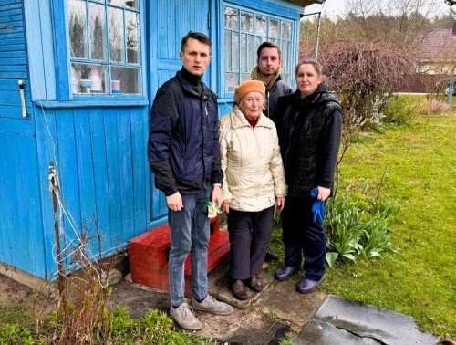 Профактив Берестовицкого центра гигиены помог с уборкой придомовой территории ветерану санэпидслужбы Анне Парафиянович