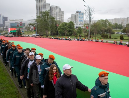 От стелы «Минск – город-герой» до площади Государственного флага пронесли самый большой флаг страны  