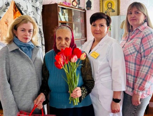 Ивьевские медики поздравили 96-летнюю коллегу с Днем медсестры