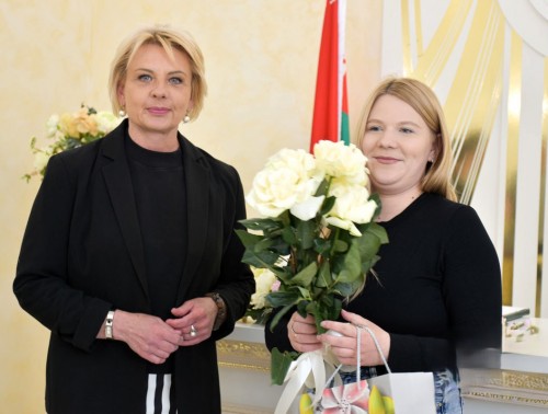 Коллектив Волковысской ЦРБ поздравил семью коллеги с рождением дочери