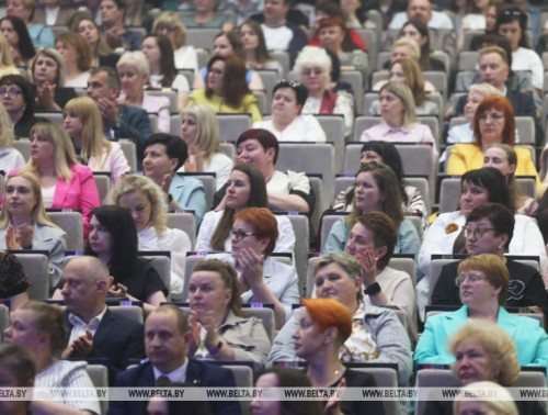 Слова признательности медицинским работникам прозвучали в Гродно, где накануне их профессионального праздника прошло торжественное мероприятие, передает корреспондент БЕЛТА