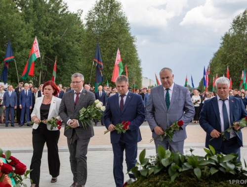 Представители профсоюзов возложили цветы к мемориальному комплексу «Тростенец» 