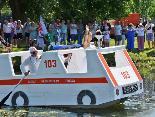 «Скорая» по воде: волковысские медики удивили на заплыве «На чем попало»
